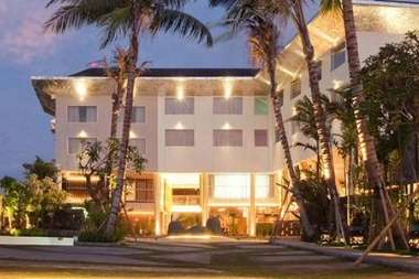 Romantic Bali honeymoon package – Beachfront villa, candlelight dinner, and scenic Bali tour for couples