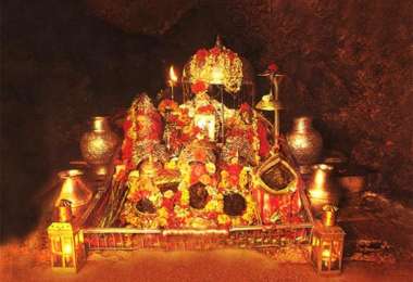 Pilgrims at Vaishno Devi Temple during Spiritual India Tour by Excellent Trip – 3 Nights 4 Days Vaishno Devi Darshan with Patnitop